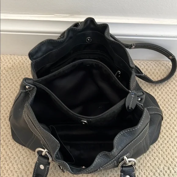 Black Leather Shoulder Bag with Structured Design - Picture 2 of 4